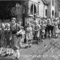 Schulklassen auf der Kirchstraße (heute Zum Jägerberg) Anfang der 1950er Jahre