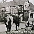 Fritz Altevogt mit Pferd und Pflug im Dorf