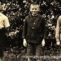 Drei Mentruper Jungen in Alltagskleidung um 1931