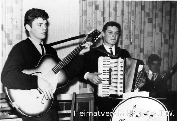 Johannes Unland und Hans Witte mit ihren Instrumenten