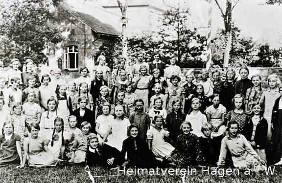 Mädchenklasse der Volksschule Hagen mit der Lehrerin Anna Koch auf dem Kirchplatz