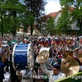 Musikfest in Hagen a.T.W., Musiker beim Auftrommeln vor der alten Kirche.