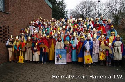 Gruppenfoto der Sternsinger 2016 an der Martinuskirche in Hagen a.T.W.
