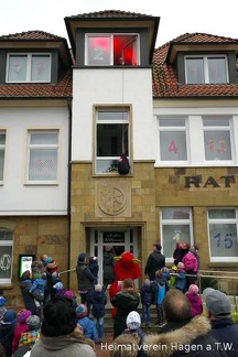 Das letzte Adventsfenster am Hagener Rathaus ist offen 