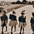 Mädchen auf dem Schulweg in Sudenfeld, Mai 1936