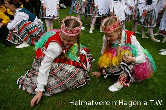 Farbenfrohe Kinder aus Litauen auf dem 20. Musikfest in Hagen a.T.W. 