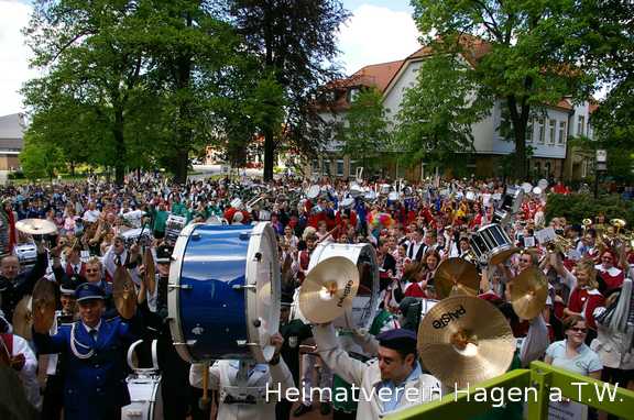 Musikfest in Hagen a.T.W., Musiker beim Auftrommeln vor der alten Kirche.