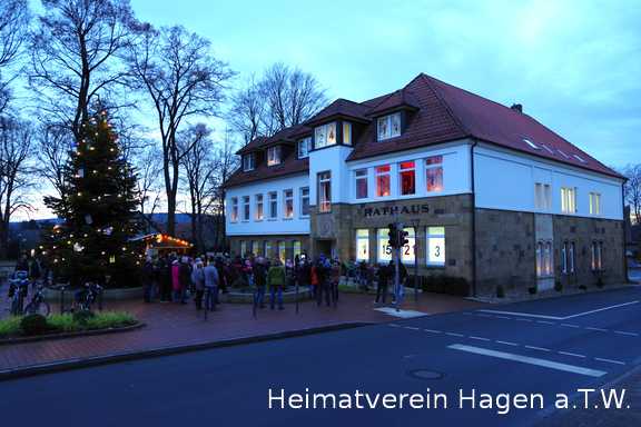 Öffnen der Adventskalenderfenster am Hagener Rathaus