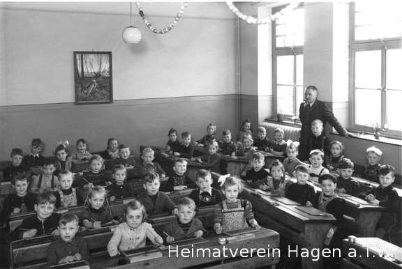 Schulklasse mit Lehrer Friedel Hunecke