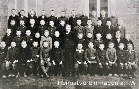 Jungenklasse der Volksschule Hagen mit Lehrer Josef Escher