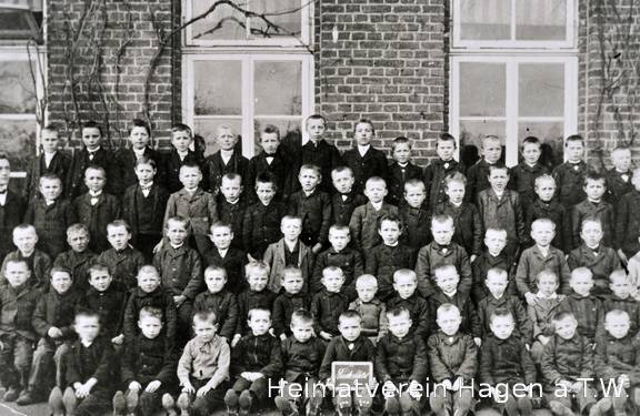 Jungen der Sudenfelder Schule mit Lehrer Grimsel 1909