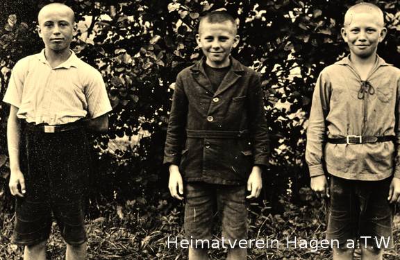 Drei Mentruper Jungen in Alltagskleidung um 1931