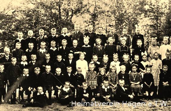Oberklasse der Volksschule Mentrup mit Lehrer Paul Heuermann am 8. Juli 1922