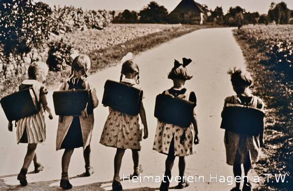Mädchen auf dem Schulweg in Sudenfeld, Mai 1936