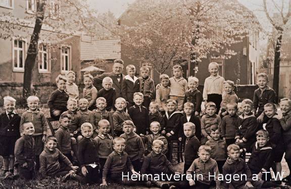 Jungenklaase der Volksschule Hagen mit Lehrer Gustav Müller auf dem Kirchplatz