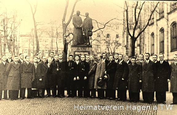 Gesellenverein Hagen  vor dem Kolpingdenkmal bei der Minoritenkirche in Köln 1932